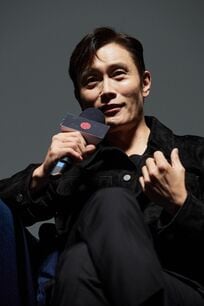 「舞台に出ると震える」釜山国際映画祭でイ・ビョンホンが意外な告白、舞台恐怖症を救ったハリウッド俳優とは?大好物は「豚肉炒め」〈レポート〉