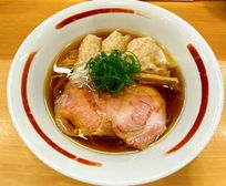 新潟古町で唸る! 地鶏を炊いた絶妙鶏清湯スープ「らぁめん 倉井」。新潟・巻のミシュラン一つ星「割烹 渡辺」が手がける2022年オープン「らーめん 鈴と凛」で上品なお出汁ラーメンを啜る。【わざわざ飛行機に乗って麺の旅2022 vol.28 新潟(後編)】
