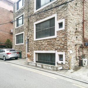 映画『パラサイト 半地下の家族』で注目を集めた韓国独特の住居とは?空間の上半分が地上で下半分が地下に面した「半地下」生活体験記【ソウル暮らしは今日もサバイバル】の画像