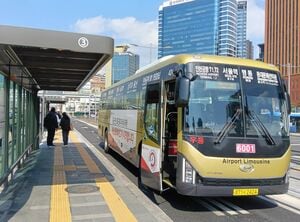 ソウル市内と仁川国際空港を結ぶリムジンバス、運行がはじまった深夜バスはLCC早朝便に使える?【韓国の個人旅行ガイド】下川裕治の画像