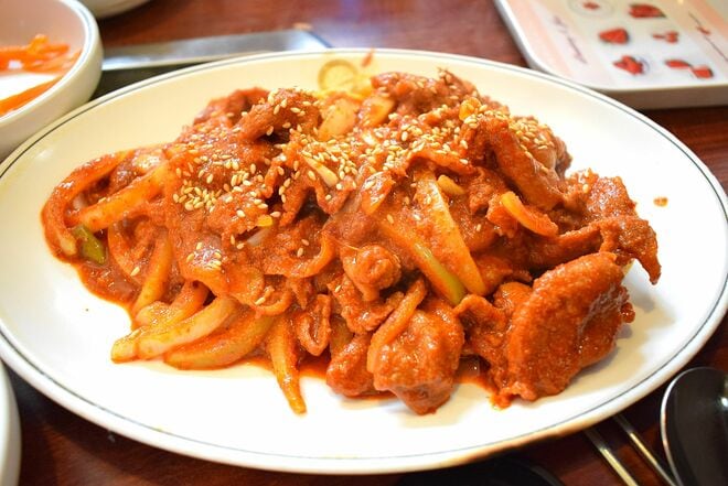 Netflix人気作『Missナイト&Missデイ』ヒロインが親友宅で昼飲みする時に食べていた赤い料理は何？韓国は出前ビジネスが盛ん！【韓流談義fromソウル】の画像