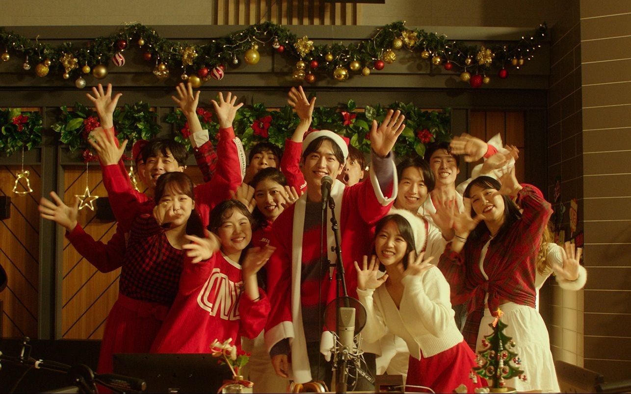韓国映画『ハッピーニューイヤー』豪華キャスト登場の冒頭シーン公開、兵役中のソ・ガンジュンがサンタの衣装でジングルベルを歌って踊る！ ｜ 韓国