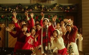 韓国映画『ハッピーニューイヤー』豪華キャスト登場の冒頭シーン公開、兵役中のソ・ガンジュンがサンタの衣装でジングルベルを歌って踊る!の画像