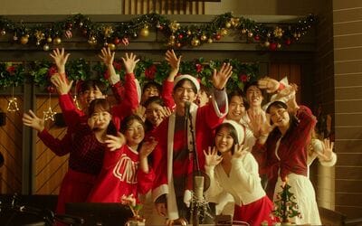 韓国映画『ハッピーニューイヤー』豪華キャスト登場の冒頭シーン公開、兵役中のソ・ガンジュンがサンタの衣装でジングルベルを歌って踊る！