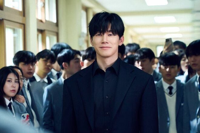 怒涛の大ヒットを記録！キム・ムヨル主演Netflix『鉄槌教師』派手なアクションで混乱する教育現場の秩序を正していく痛快作【サランヘジョ韓ドラ】の画像