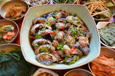 韓国ドラマNetflix『エージェントなお仕事』3話で“国民の母”キム・スミが差し入れた手土産の中身は？全羅道の絶品グルメ「カンジャンケジャン」【チョン・ウンスクの韓流談義fromソウル】