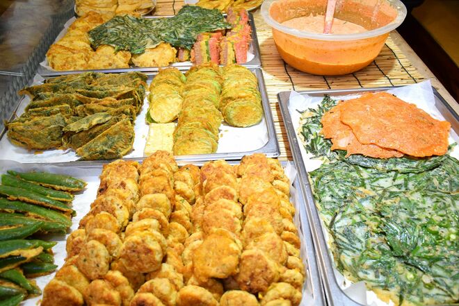 Netflix『隣の国のグルメイト』12話で松重豊の心をつかんだ「ジョン」はどんな料理？高級店から庶民的な屋台にもある揚げ焼き、酒の肴にもおすすめ【韓流談義fromソウル】の画像