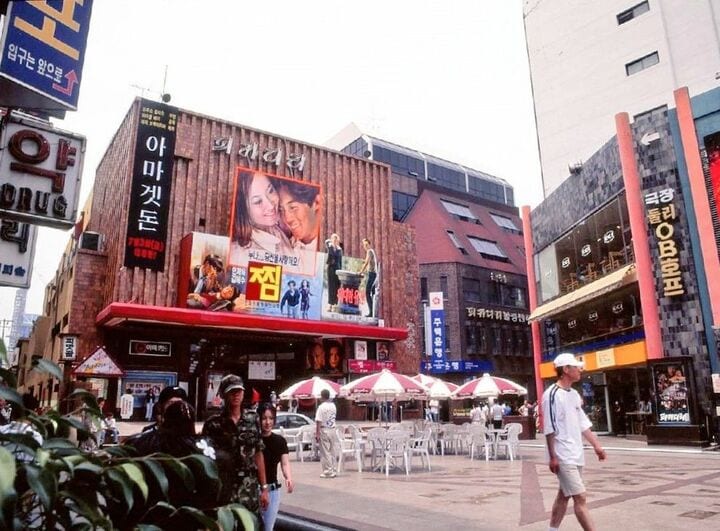 1990年代後半が舞台のNetflix『Missホンは潜入捜査中』主人公がデートで観ようとした映画は何？マッコリはマイナーなお酒!?【韓流談義fromソウル】