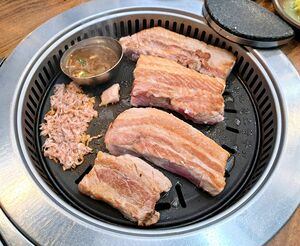 【韓流・韓国旅行】数々の名作映画を生んだ釜山・慶州を巡る3泊4日の旅〈4〉優良店のサムギョプサルと爆弾酒パフォーマンスの画像