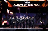 Stray Kids「2025 MAMA AWARDS」大賞受賞でメンバーは涙浮かべファンに感謝〈レポート〉出演者が香港の火災犠牲者に哀悼、チョウ・ユンファが黙祷呼びかけ