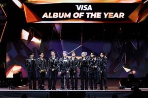 Stray Kids「2025 MAMA AWARDS」大賞受賞でメンバーは涙浮かべファンに感謝〈レポート〉出演者が香港の火災犠牲者に哀悼、チョウ・ユンファが黙祷呼びかけの画像